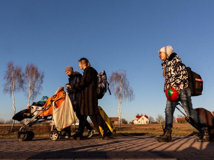 Personas caminan desde Ucrania hacia la frontera con Polonia  